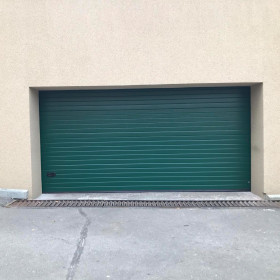 Sectional garage doors 40 mm RIB / woodgrain color-RAL 6005 green