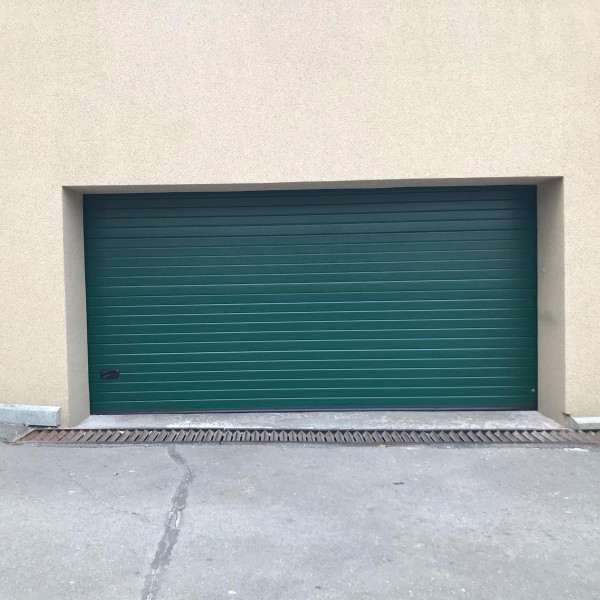 Sectional garage doors 40 mm RIB / woodgrain color-RAL 6005 green