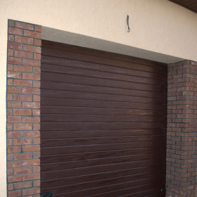 Sectional garage doors 40 mm RIB / woodgrain color-RAL 8017 brown