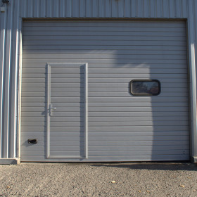 Sectional garage doors 40 mm RIB / stucco color-RAL 9006 silver