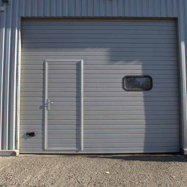Sectional garage doors 40 mm RIB / stucco color-RAL 9006 silver
