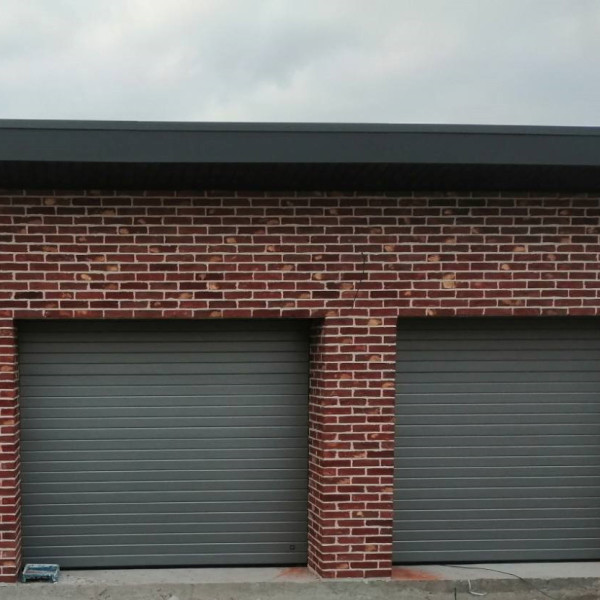 Garage sectional doors 40 mm RIB / woodgrain color-RAL 9007 silver