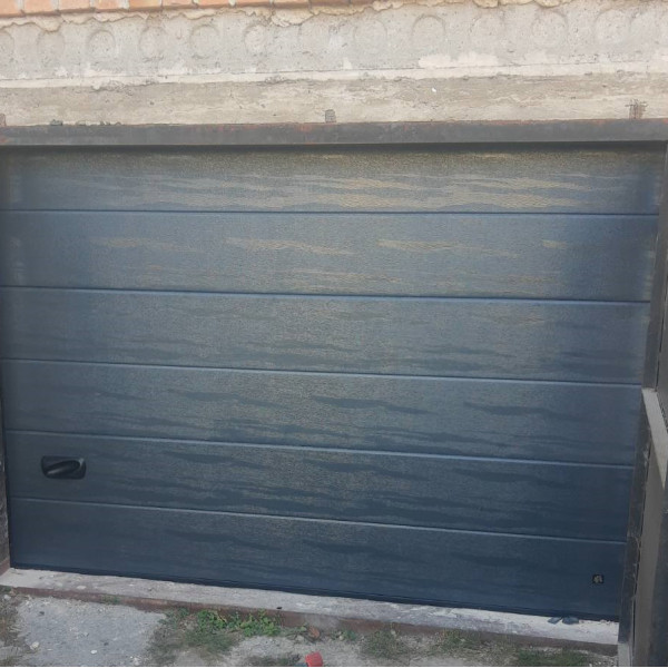 Garage sectional doors 40 mm MIDRIB / woodgrain color-RAL 7016 Dark gray