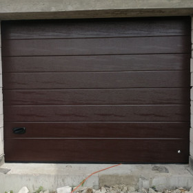 Garage sectional doors 40 mm MIDRIB / stucco color-RAL 8017 brown