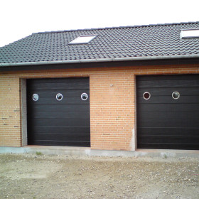Garage sectional doors 40 mm MIDRIB / woodgrain color-RAL 9005 black