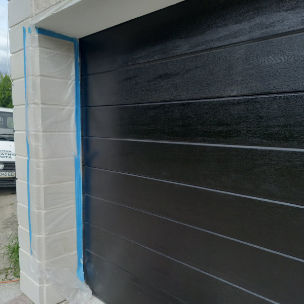 Garage sectional doors 40 mm MIDRIB / stucco color-RAL 9005 black
