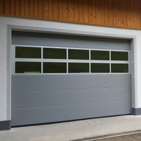 Sectional garage doors 40 mm MACRORIB / stucco color-RAL 9007 silver