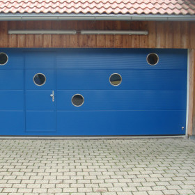 Sectional garage doors 40 mm MACRORIB / smooth color-RAL 5010 blue